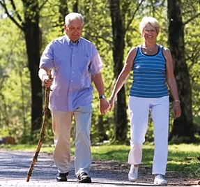 Đi bộ rất tốt cho người cao tuổi